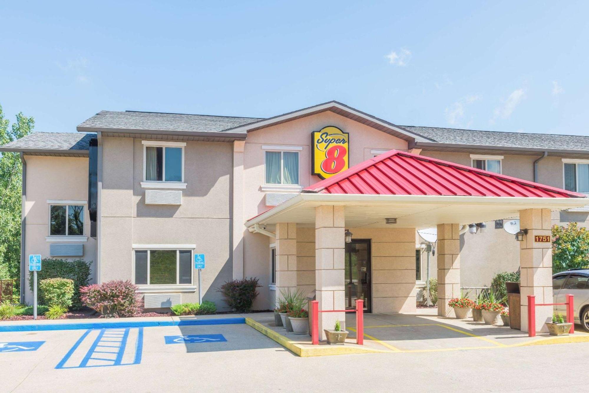 Super 8 By Wyndham Bloomington University Area Kültér fotó